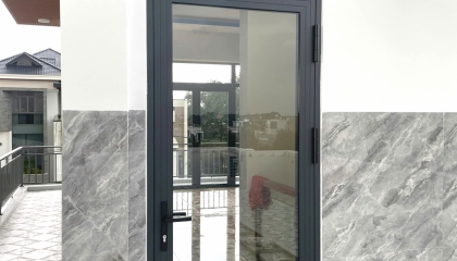 Vì sao nên chọn phụ kiện cửa nhôm kháng mặn cho nhà ven biển