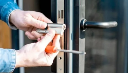 Những dấu hiệu phụ kiện cửa nhôm xuống cấp âm thầm nhưng thường bị bỏ qua