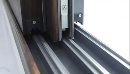 Vì sao bánh xe cửa lùa nhanh mòn dù tần suất sử dụng không nhiều ?