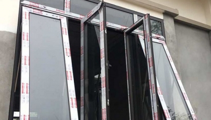 Phân biệt cửa sổ mở quay và mở hất – nên chọn loại nào?